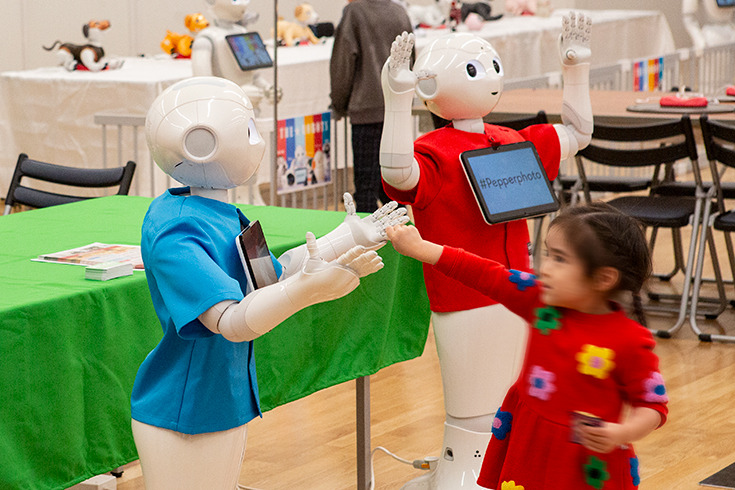 ロボットとの“ちょっと先の未来”を体験！ 家族連れやカップルでにぎわう「ちょもろー2025」竹芝で開催　ともだちロボットが人気