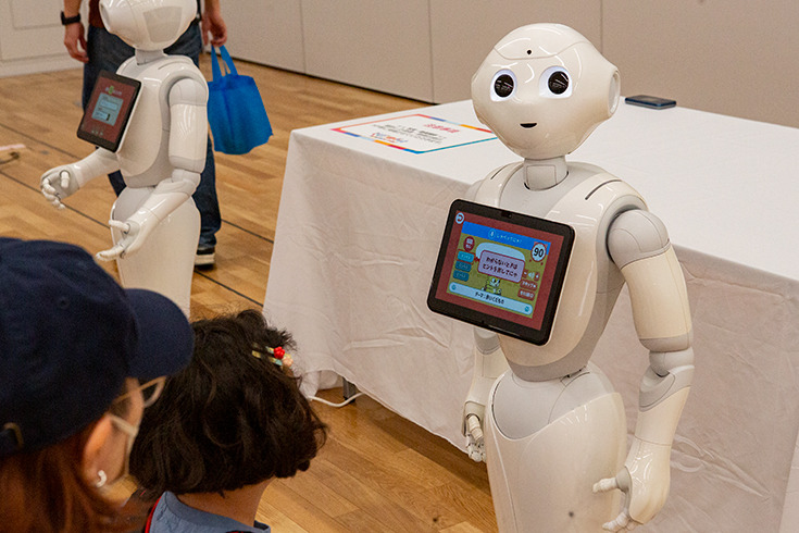 ロボットとの“ちょっと先の未来”を体験！ 家族連れやカップルでにぎわう「ちょもろー2025」竹芝で開催　ともだちロボットが人気