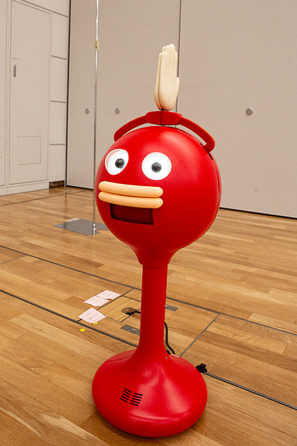 ロボットとの“ちょっと先の未来”を体験！ 家族連れやカップルでにぎわう「ちょもろー2025」竹芝で開催　ともだちロボットが人気