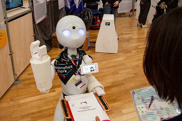 ロボットとの“ちょっと先の未来”を体験！ 家族連れやカップルでにぎわう「ちょもろー2025」竹芝で開催　ともだちロボットが人気