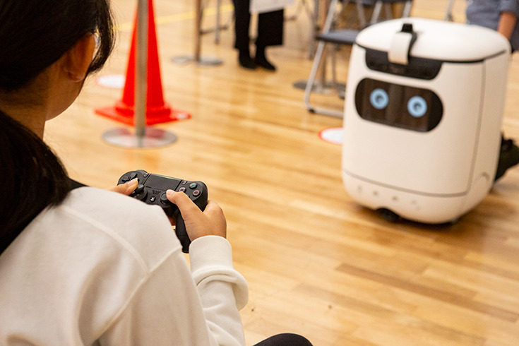 ロボットとの“ちょっと先の未来”を体験！ 家族連れやカップルでにぎわう「ちょもろー2025」竹芝で開催　ともだちロボットが人気