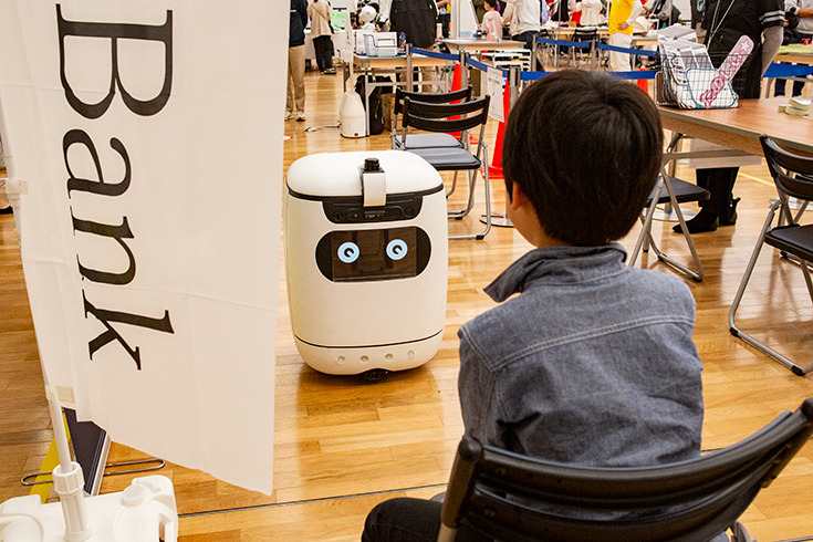 ロボットとの“ちょっと先の未来”を体験！ 家族連れやカップルでにぎわう「ちょもろー2025」竹芝で開催　ともだちロボットが人気