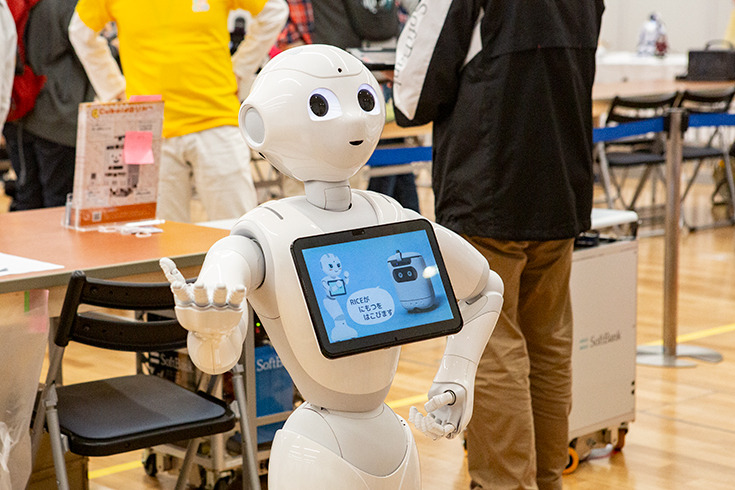 ロボットとの“ちょっと先の未来”を体験！ 家族連れやカップルでにぎわう「ちょもろー2025」竹芝で開催　ともだちロボットが人気