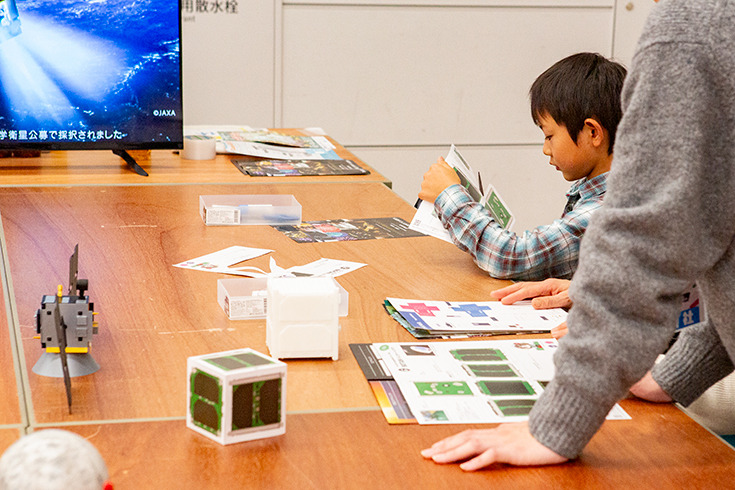 ロボットとの“ちょっと先の未来”を体験！ 家族連れやカップルでにぎわう「ちょもろー2025」竹芝で開催　ともだちロボットが人気