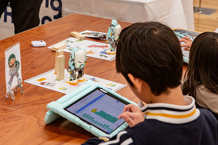 ロボットとの“ちょっと先の未来”を体験！ 家族連れやカップルでにぎわう「ちょもろー2025」竹芝で開催　ともだちロボットが人気