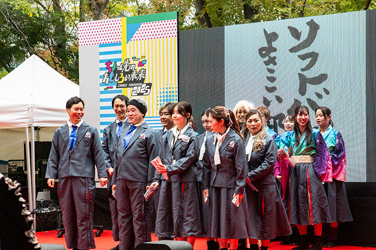 ロボットとの“ちょっと先の未来”を体験！ 家族連れやカップルでにぎわう「ちょもろー2025」竹芝で開催　ともだちロボットが人気