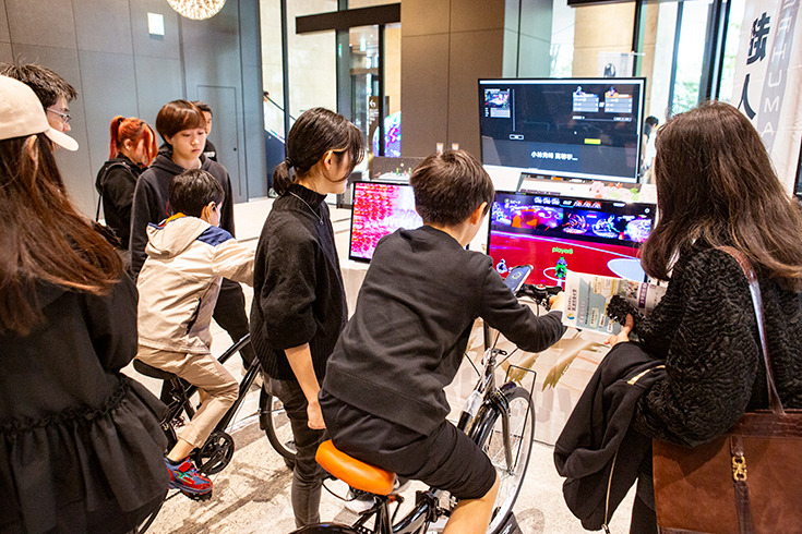 ロボットとの“ちょっと先の未来”を体験！ 家族連れやカップルでにぎわう「ちょもろー2025」竹芝で開催　ともだちロボットが人気