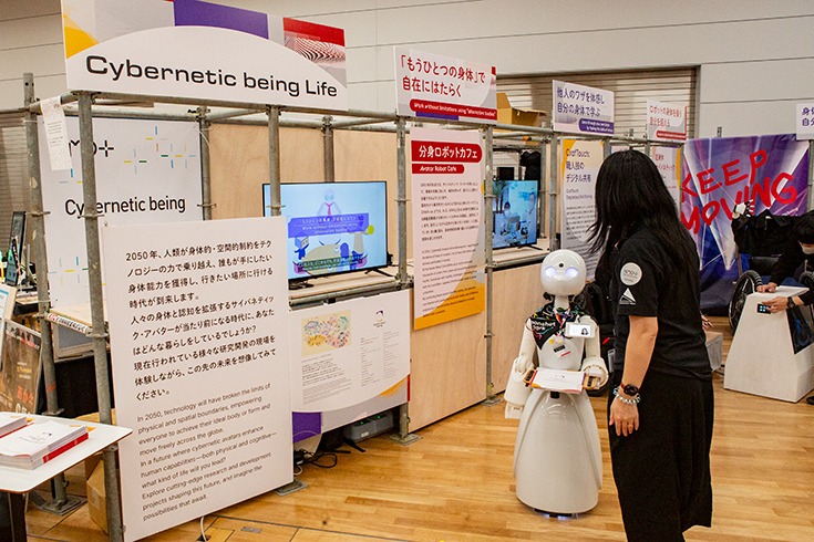 ロボットとの“ちょっと先の未来”を体験！ 家族連れやカップルでにぎわう「ちょもろー2025」竹芝で開催　ともだちロボットが人気