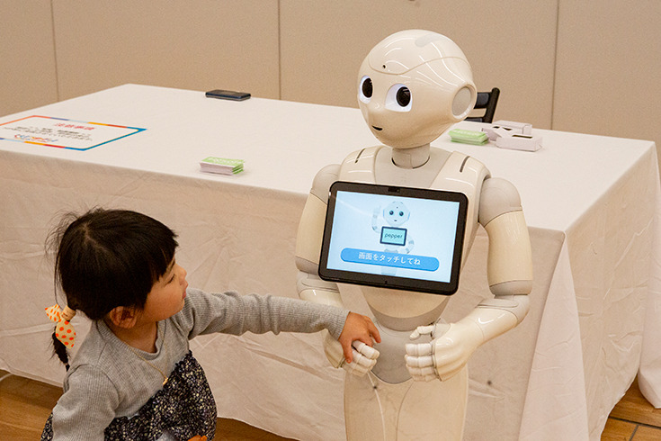 ロボットとの“ちょっと先の未来”を体験！ 家族連れやカップルでにぎわう「ちょもろー2025」竹芝で開催　ともだちロボットが人気
