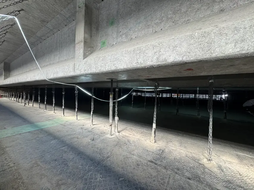 四足歩行ロボット「Go2」が建設現場の課題に挑む オリエンタル白石が吊り足場で稼働試験