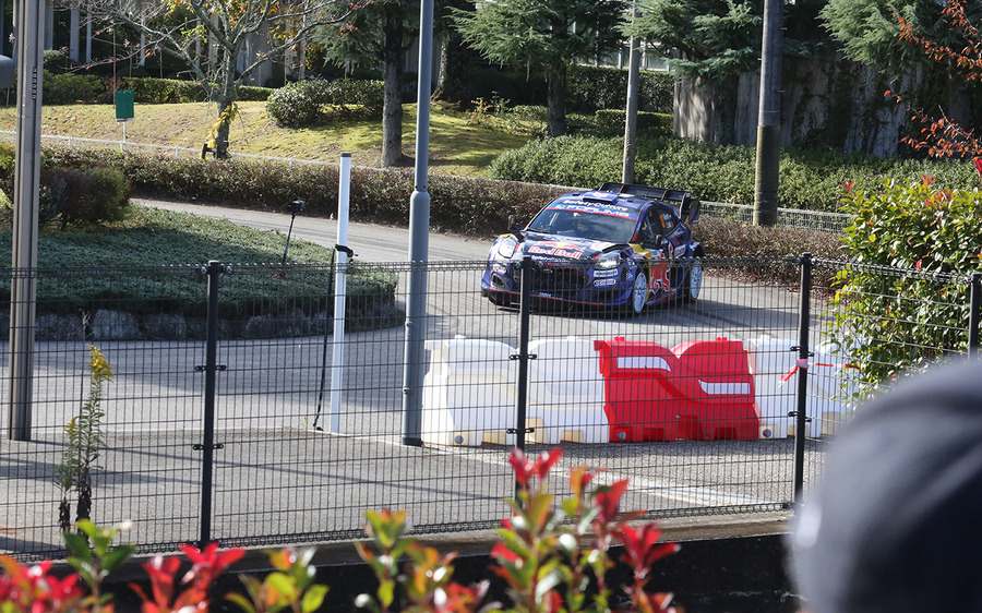 ラリージャパン開幕！トヨタGRドライバー同士のチャンピオン争いが始まる、シェイクダウンのトップはエバンス