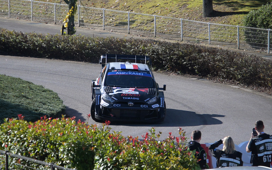ラリージャパン開幕！トヨタGRドライバー同士のチャンピオン争いが始まる、シェイクダウンのトップはエバンス