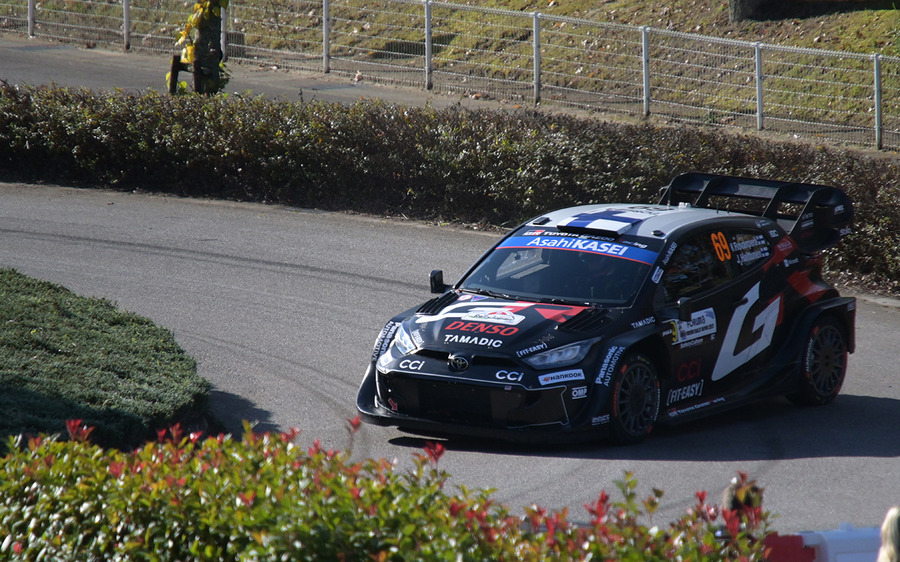 ラリージャパン開幕！トヨタGRドライバー同士のチャンピオン争いが始まる、シェイクダウンのトップはエバンス