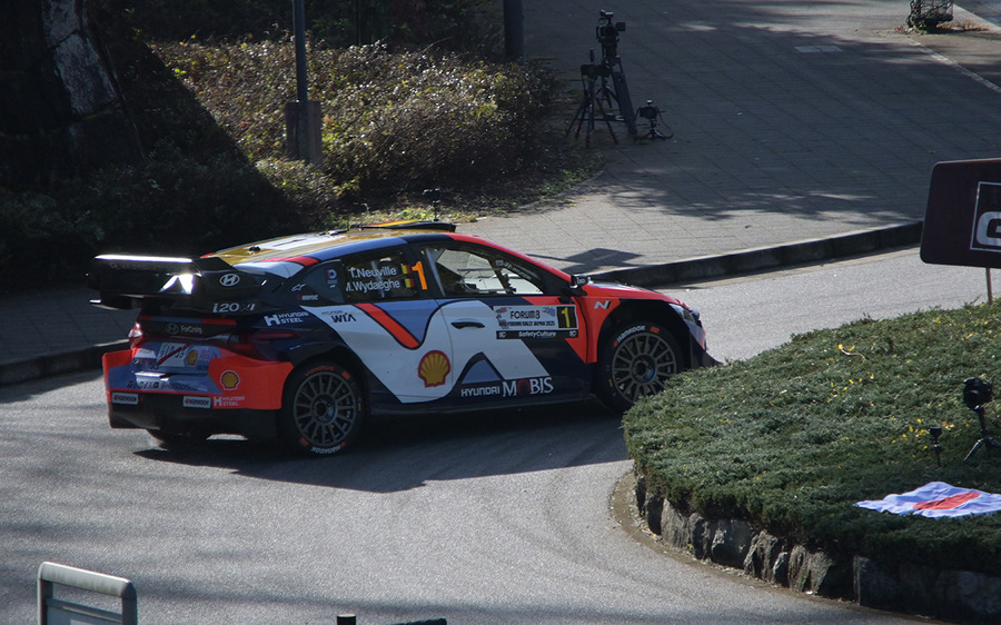 ラリージャパン開幕！トヨタGRドライバー同士のチャンピオン争いが始まる、シェイクダウンのトップはエバンス