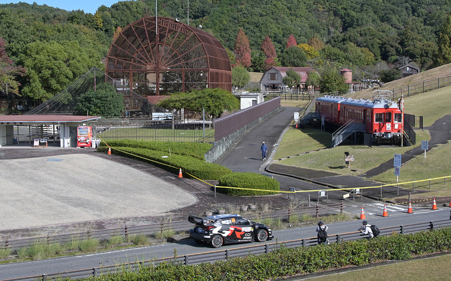 ラリージャパン開幕！トヨタGRドライバー同士のチャンピオン争いが始まる、シェイクダウンのトップはエバンス