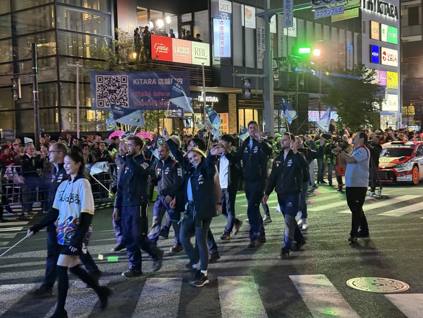 WRCラリージャパン開幕セレモニー、ラリーカー全51台が集結！ファン熱狂のパレード披露