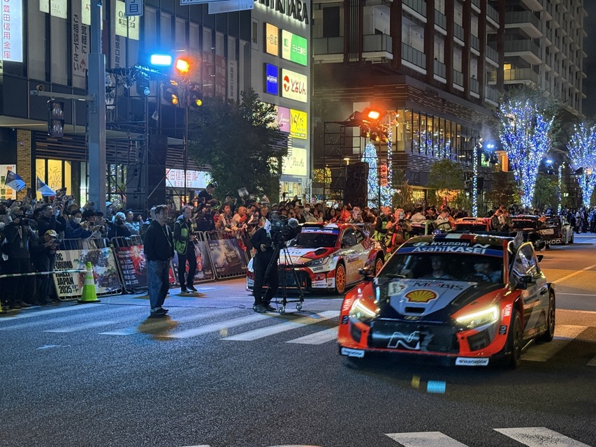 WRCラリージャパン開幕セレモニー、ラリーカー全51台が集結！ファン熱狂のパレード披露