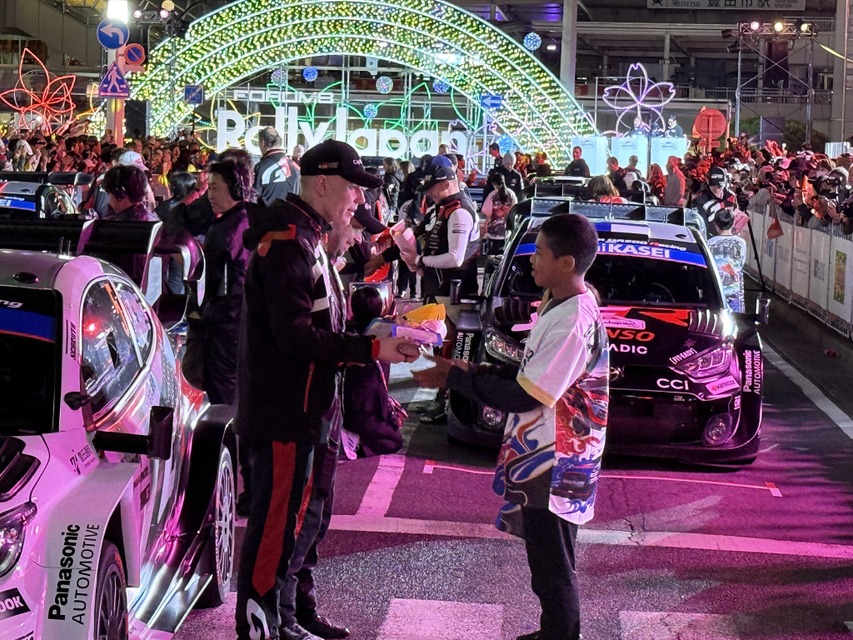 WRCラリージャパン開幕セレモニー、ラリーカー全51台が集結！ファン熱狂のパレード披露