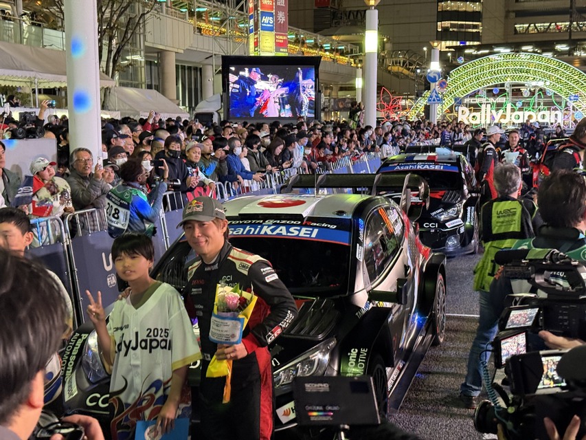 WRCラリージャパン開幕セレモニー、ラリーカー全51台が集結！ファン熱狂のパレード披露