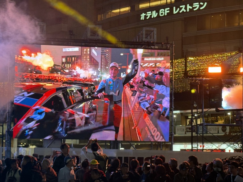 WRCラリージャパン開幕セレモニー、ラリーカー全51台が集結！ファン熱狂のパレード披露