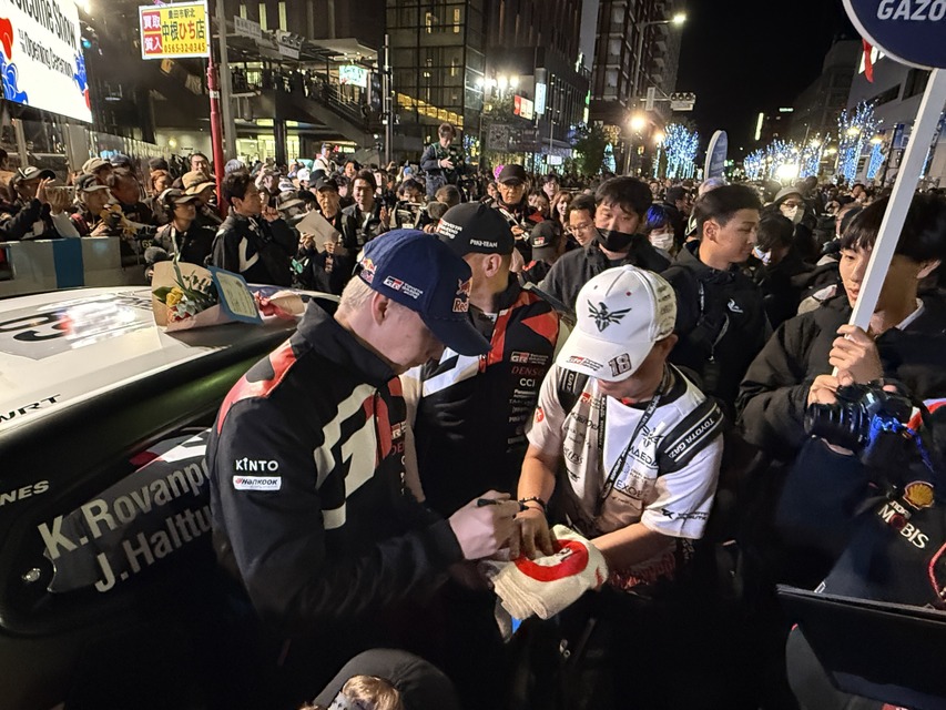 WRCラリージャパン開幕セレモニー、ラリーカー全51台が集結！ファン熱狂のパレード披露