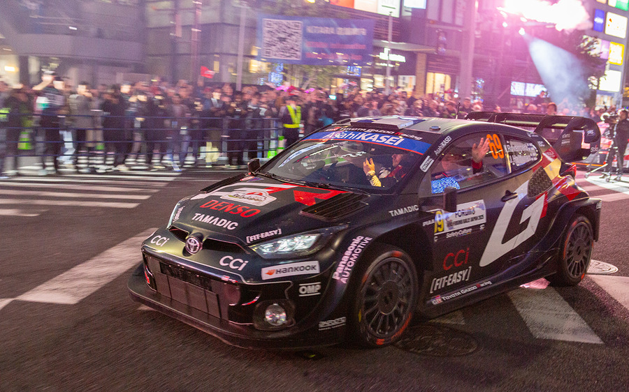 WRCラリージャパン開幕セレモニー、ラリーカー全51台が集結！ファン熱狂のパレード披露