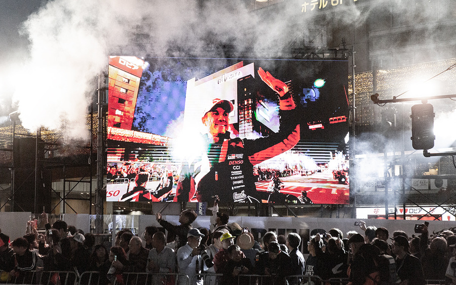 WRCラリージャパン開幕セレモニー、ラリーカー全51台が集結！ファン熱狂のパレード披露