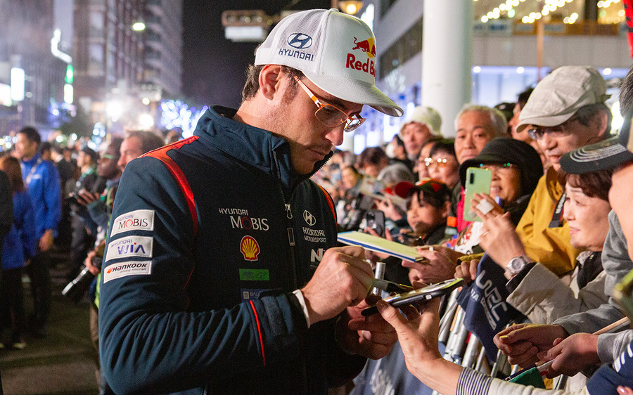 WRCラリージャパン開幕セレモニー、ラリーカー全51台が集結！ファン熱狂のパレード披露