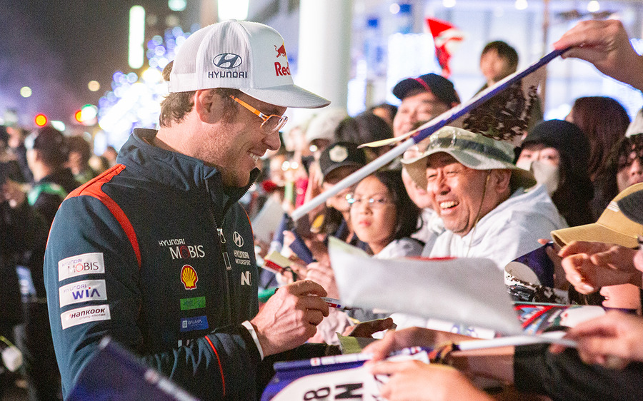 WRCラリージャパン開幕セレモニー、ラリーカー全51台が集結！ファン熱狂のパレード披露