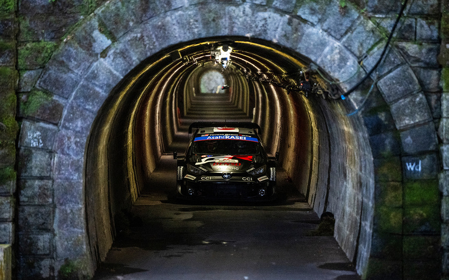 白熱のWRCラリージャパン、オジエが首位死守、勝田が肉薄！人気のサービスパークに歓声が響く