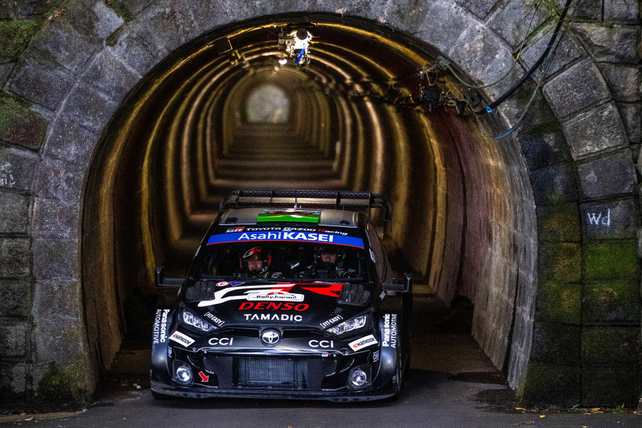 白熱のWRCラリージャパン、オジエが首位死守、勝田が肉薄！人気のサービスパークに歓声が響く