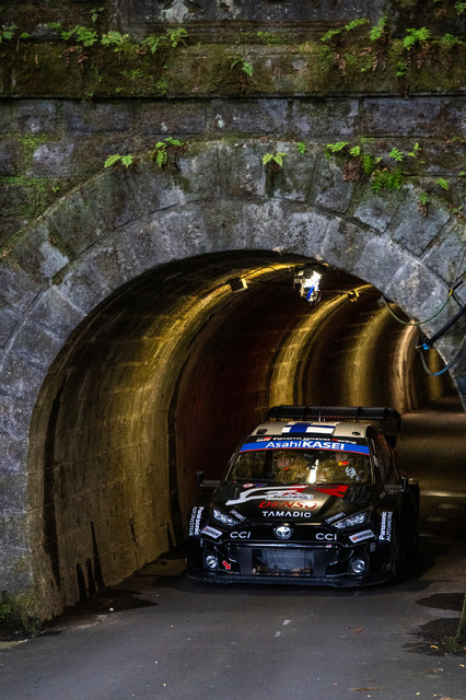 白熱のWRCラリージャパン、オジエが首位死守、勝田が肉薄！人気のサービスパークに歓声が響く