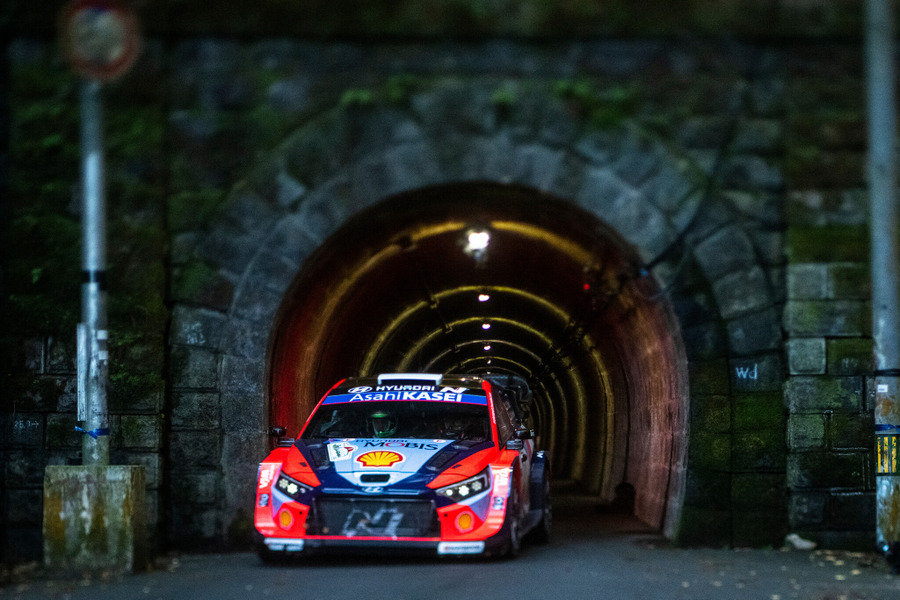 白熱のWRCラリージャパン、オジエが首位死守、勝田が肉薄！人気のサービスパークに歓声が響く