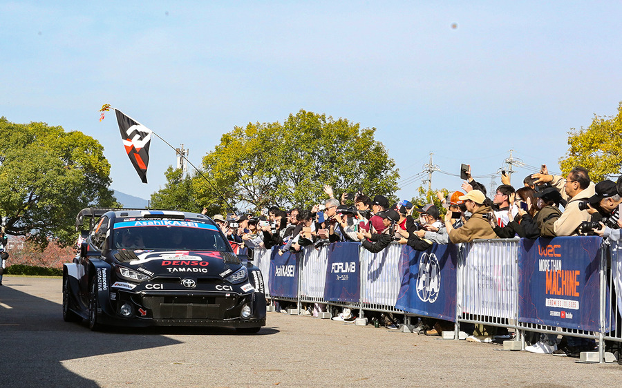 白熱のWRCラリージャパン、オジエが首位死守、勝田が肉薄！人気のサービスパークに歓声が響く