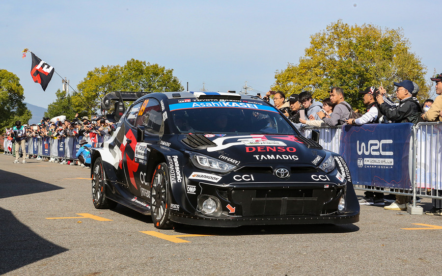 白熱のWRCラリージャパン、オジエが首位死守、勝田が肉薄！人気のサービスパークに歓声が響く