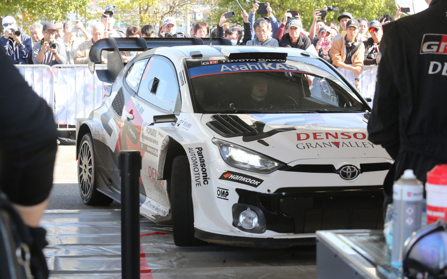 白熱のWRCラリージャパン、オジエが首位死守、勝田が肉薄！人気のサービスパークに歓声が響く