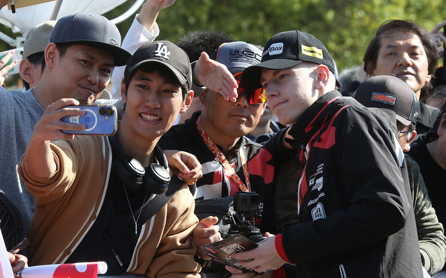 白熱のWRCラリージャパン、オジエが首位死守、勝田が肉薄！人気のサービスパークに歓声が響く
