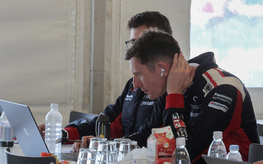 白熱のWRCラリージャパン、オジエが首位死守、勝田が肉薄！人気のサービスパークに歓声が響く