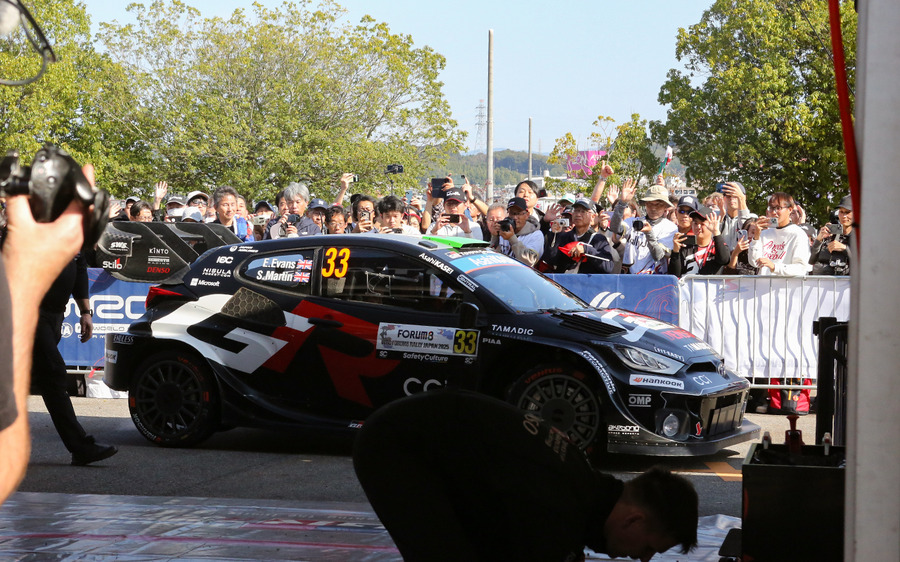 白熱のWRCラリージャパン、オジエが首位死守、勝田が肉薄！人気のサービスパークに歓声が響く