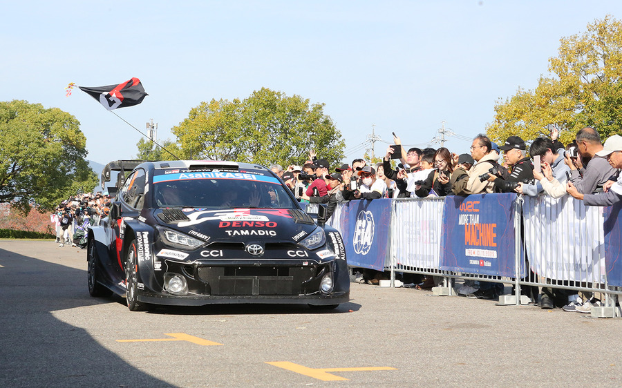 白熱のWRCラリージャパン、オジエが首位死守、勝田が肉薄！人気のサービスパークに歓声が響く