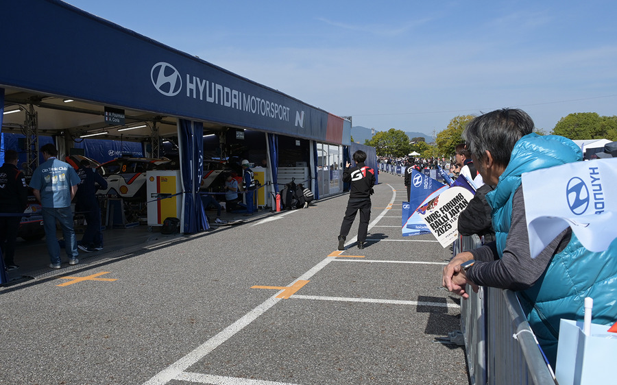 白熱のWRCラリージャパン、オジエが首位死守、勝田が肉薄！人気のサービスパークに歓声が響く