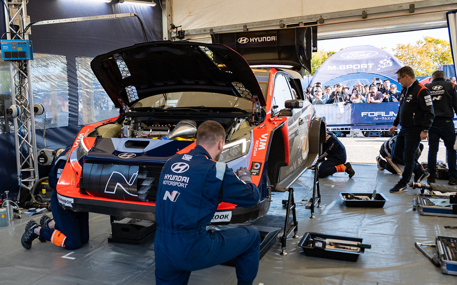 白熱のWRCラリージャパン、オジエが首位死守、勝田が肉薄！人気のサービスパークに歓声が響く