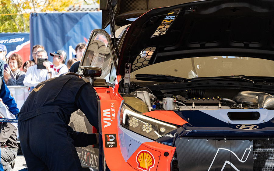 白熱のWRCラリージャパン、オジエが首位死守、勝田が肉薄！人気のサービスパークに歓声が響く