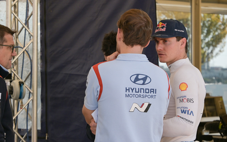 白熱のWRCラリージャパン、オジエが首位死守、勝田が肉薄！人気のサービスパークに歓声が響く