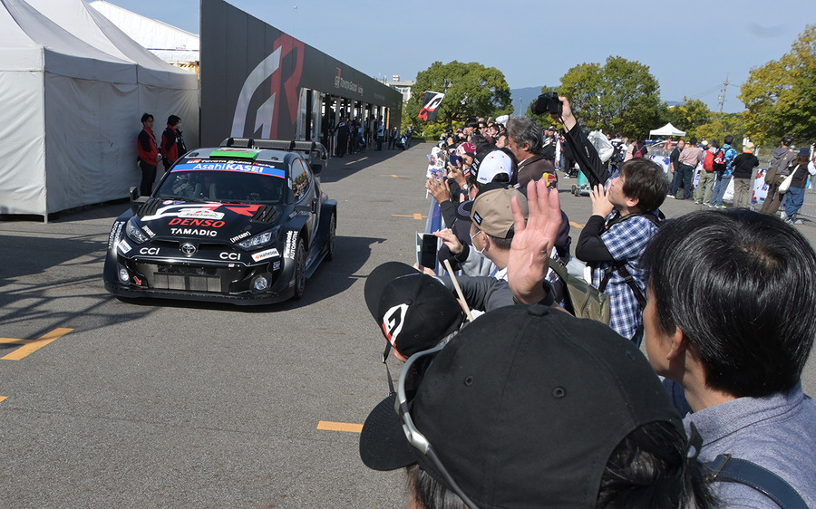 白熱のWRCラリージャパン、オジエが首位死守、勝田が肉薄！人気のサービスパークに歓声が響く