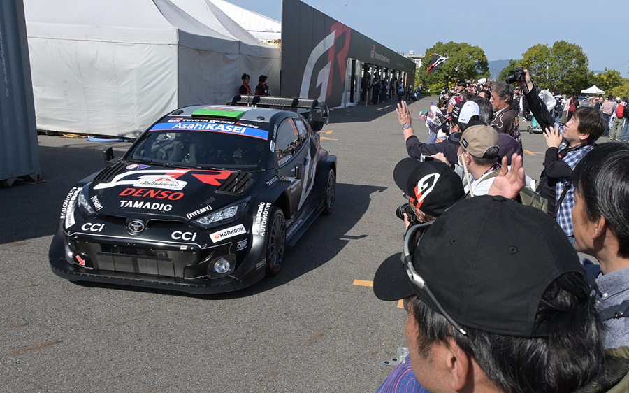 白熱のWRCラリージャパン、オジエが首位死守、勝田が肉薄！人気のサービスパークに歓声が響く
