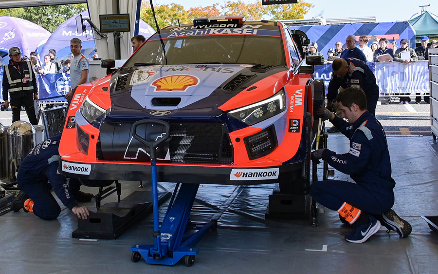 白熱のWRCラリージャパン、オジエが首位死守、勝田が肉薄！人気のサービスパークに歓声が響く