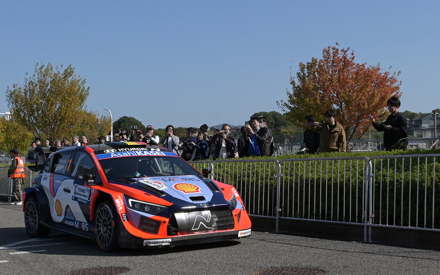 白熱のWRCラリージャパン、オジエが首位死守、勝田が肉薄！人気のサービスパークに歓声が響く