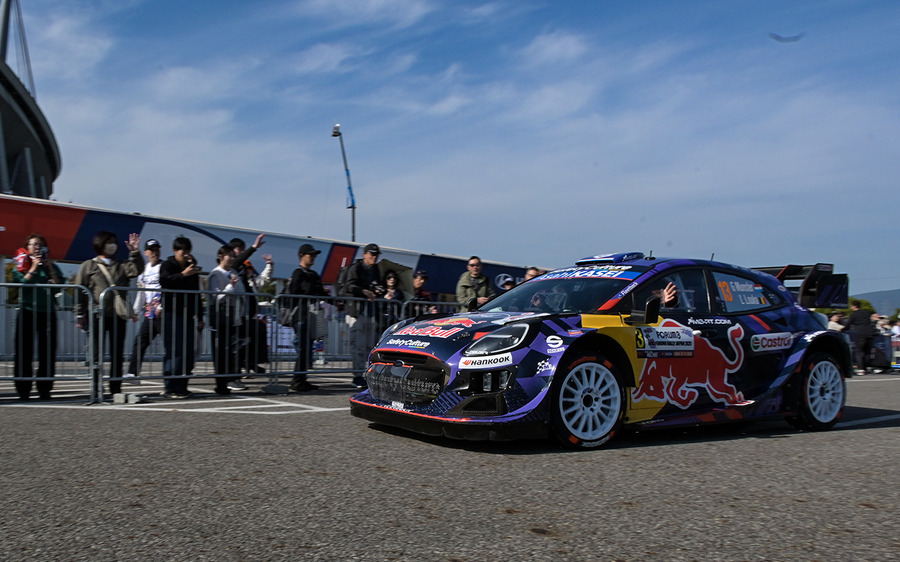白熱のWRCラリージャパン、オジエが首位死守、勝田が肉薄！人気のサービスパークに歓声が響く