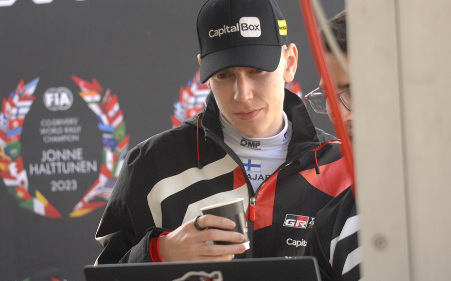 白熱のWRCラリージャパン、オジエが首位死守、勝田が肉薄！人気のサービスパークに歓声が響く